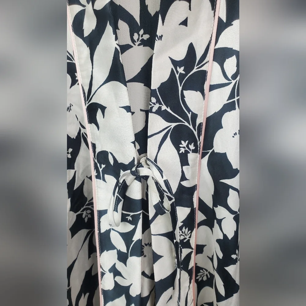 Ann Taylor One‎ Size kimono/Robe black/ white flowers Silky feeling